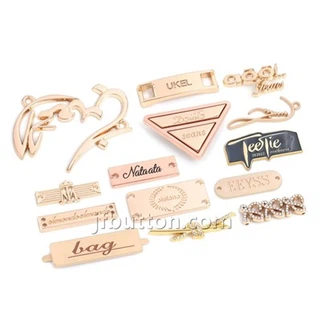 Метални логотип на одећи